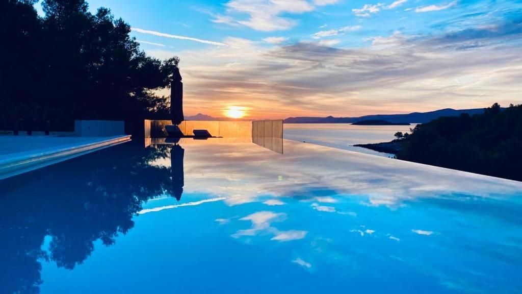 Holiday Hvar Vrbanj Exteriör bild