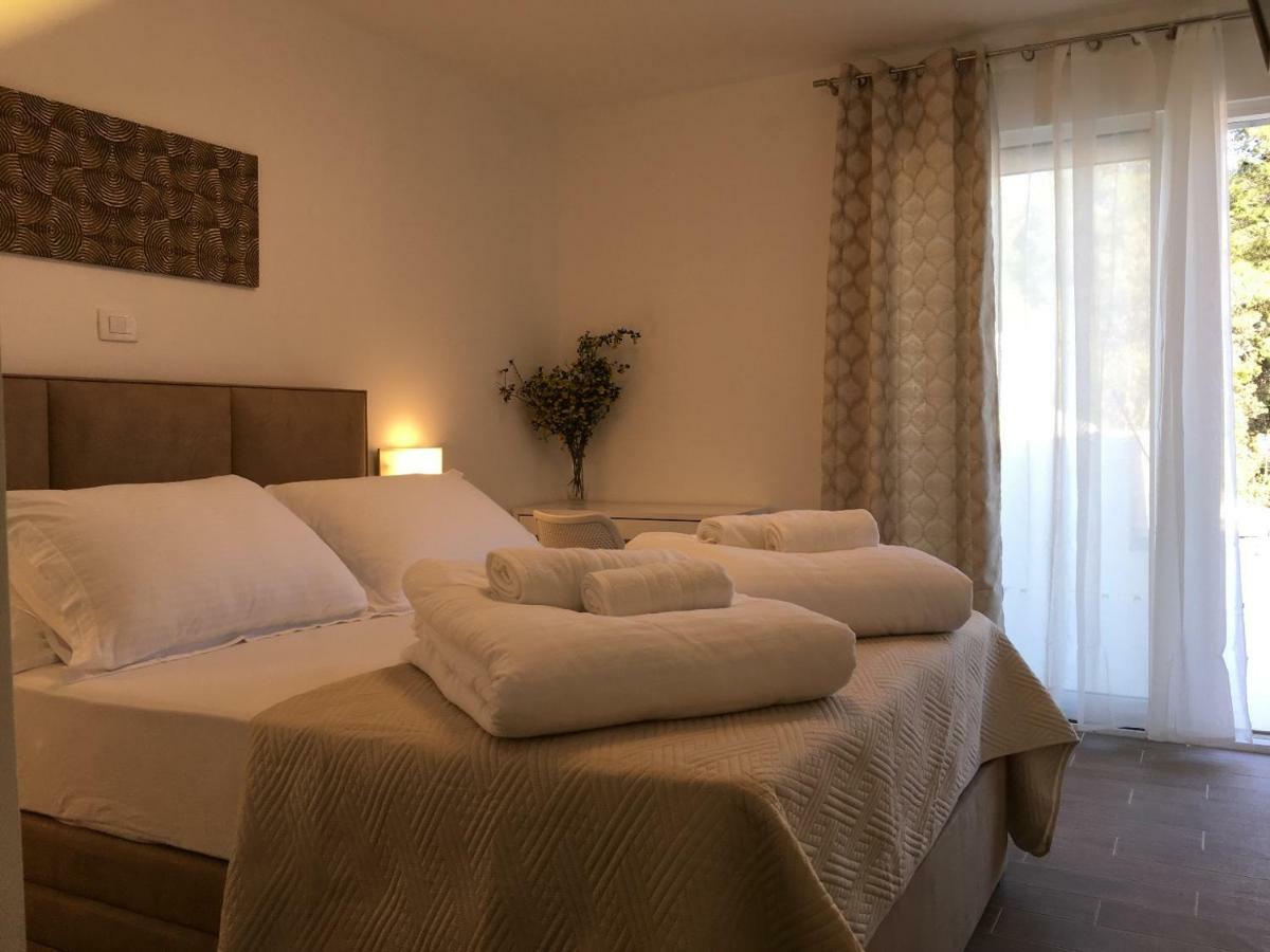 Holiday Hvar Vrbanj Exteriör bild