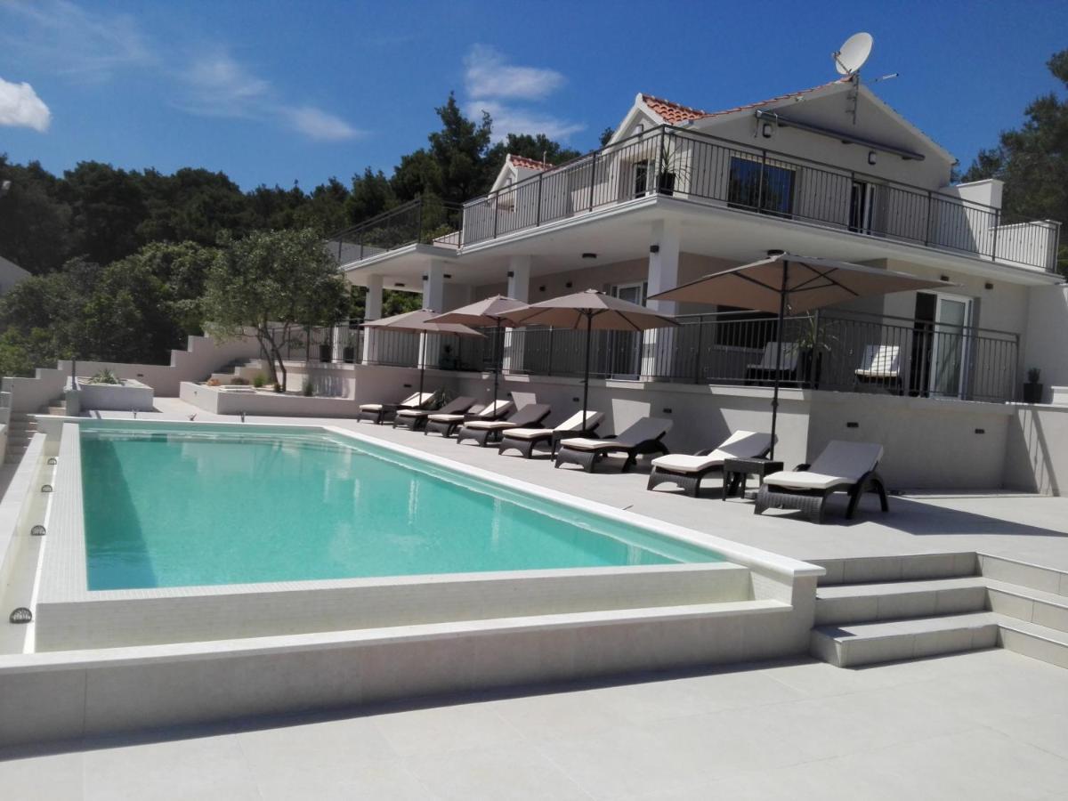 Holiday Hvar Vrbanj Exteriör bild